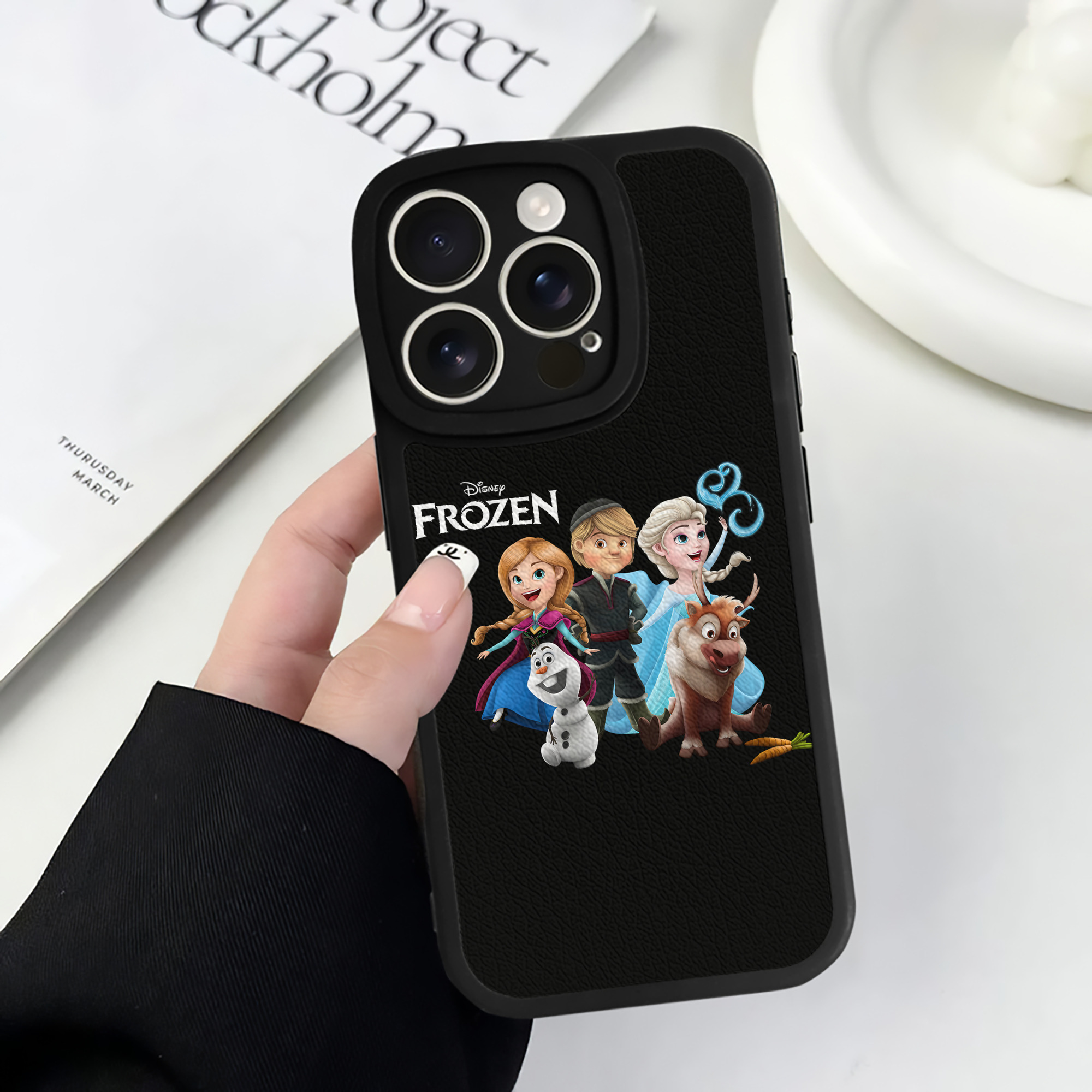 （画像用） アナと雪の女王 アンナ エルサ Frozen Anna Elsa 【iPhone 16シリーズ対応】シリコンスマホケース（レザー調） 材質：シリコン